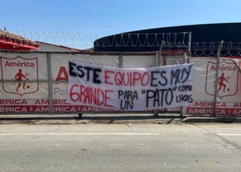 “Que se vaya Lucas”. Hinchada americana protesta en la sede deportiva