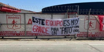 “Que se vaya Lucas”. Hinchada americana protesta en la sede deportiva