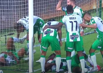 Gol de Atlético Nacional a Racing. ¡Y casi no se festeja por este golpe!