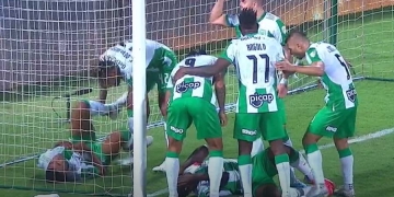 Gol de Atlético Nacional a Racing. ¡Y casi no se festeja por este golpe!