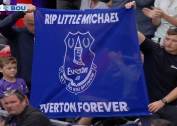 ¿Qué hacía una bandera del Everton exhibida por hinchas del Liverpool?