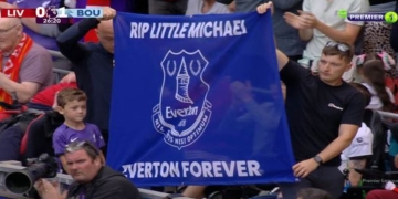 ¿Qué hacía una bandera del Everton exhibida por hinchas del Liverpool?