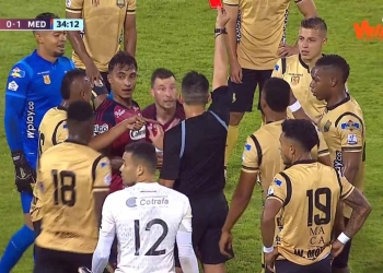 Águilas vs. DIM: ¡Alguien que explique esta roja que le sacaron a Luciano Pons!