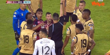 Águilas vs. DIM: ¡Alguien que explique esta roja que le sacaron a Luciano Pons!