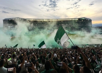 Lo mejor de la hinchada del Cali ante Nacional y “rechazo vehemente” a la agresión al juez de línea