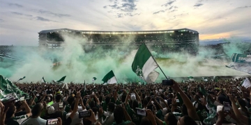 Lo mejor de la hinchada del Cali ante Nacional y “rechazo vehemente” a la agresión al juez de línea