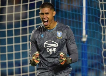 Tremendo debut de Devis Vásquez en Inglaterra: ¡Dos penaltis atajados!