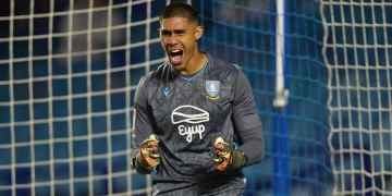 Tremendo debut de Devis Vásquez en Inglaterra: ¡Dos penaltis atajados!