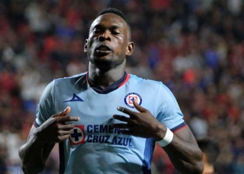 La otra jugada por la que critican a Díber Cambindo en Cruz Azul