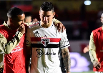 James, el único penalti errado en los 10 remates y el consuelo de sus compañeros