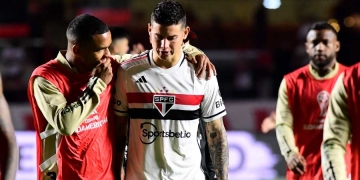 James, el único penalti errado en los 10 remates y el consuelo de sus compañeros