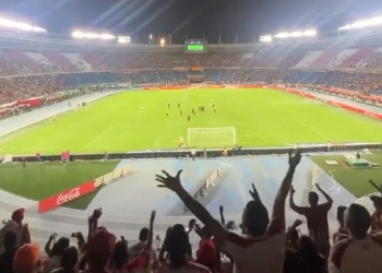 Y sonó de manera prolongada el «JUGADORES…» en el Metropolitano