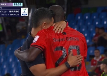 El abrazo de Lucas González para Adrián Ramos tras el triunfo