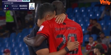 El abrazo de Lucas González para Adrián Ramos tras el triunfo