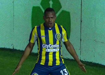 Jaminton Campaz pide pista: Golazo, festejo a lo CR7 y elogios en el fútbol argentino