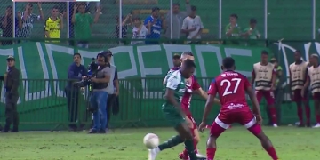 ¡Expulsado! La terrible falta de Daniel Torres sobre Fabry Castro