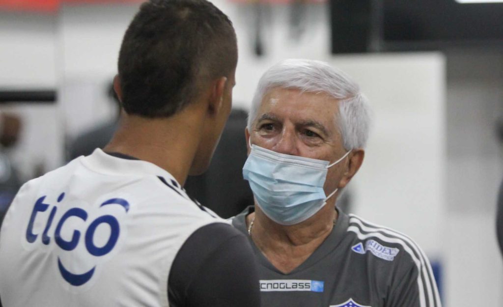 Julio Comesaña se mantiene: "Nelson Deossa sin la pelota no existe"