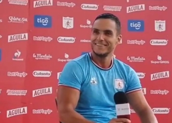 Lucas González y el gracioso pero incómodo momento en rueda de prensa