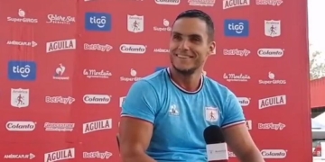Lucas González y el gracioso pero incómodo momento en rueda de prensa