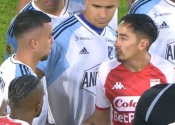 ¡También expulsado Daniel Giraldo! Millonarios, con 9 en el clásico desde los 47