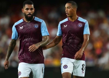 El lío del Aston Villa por su “camiseta sudorosa”