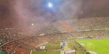 Atlético Nacional vs. DIM: ¡El humo rojo que se filtró en el Atanasio Girardot!