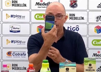 Alfredo Arias, la foto que mostró en rueda de prensa y “cuando el VAR no llama y dice esto…”