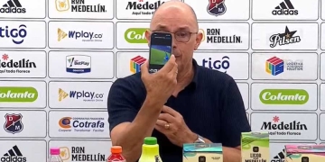 Alfredo Arias, la foto que mostró en rueda de prensa y “cuando el VAR no llama y dice esto…”