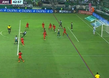 ¡La polémica del clásico! Parecía gol del Chino Sandoval, pero…