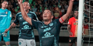 Sigue enrachado Carlos Bacca y ya igualó a Teo Gutiérrez