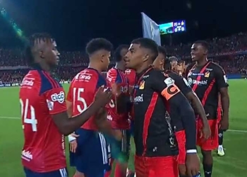 Pasó en el partido del DIM: ¡El PT con un uniforme y el ST con otro!