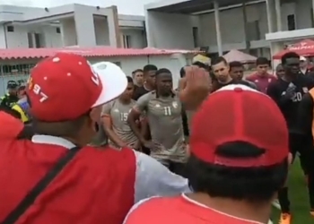 Se agotó la paciencia: hinchas de Santa Fe fueron a apretar a la sede