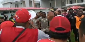 Se agotó la paciencia: hinchas de Santa Fe fueron a apretar a la sede