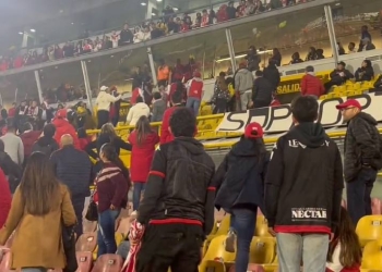 La hinchada de Santa Fe: cánticos, silbidos y reclamos a los palcos