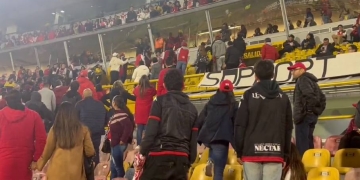La hinchada de Santa Fe: cánticos, silbidos y reclamos a los palcos