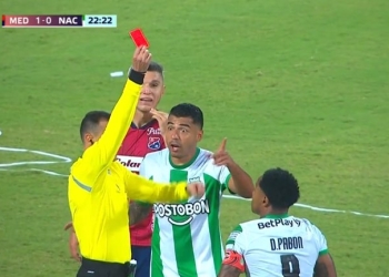 El peor comienzo para Atlético Nacional: autogol, penalti en contra y roja a Dorlan