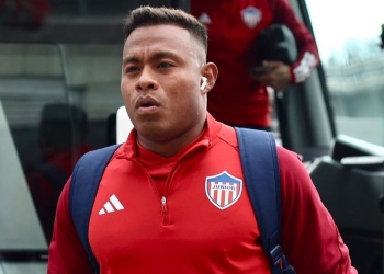 Junior y los 5 jugadores que empiezan a mirar la puerta de salida