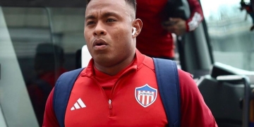 Junior y los 5 jugadores que empiezan a mirar la puerta de salida