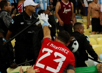 Video: Dibu Martínez atacó a un policía para defender a los hinchas argentinos en Brasil