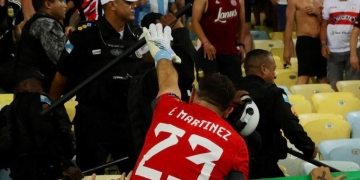 Video: Dibu Martínez atacó a un policía para defender a los hinchas argentinos en Brasil