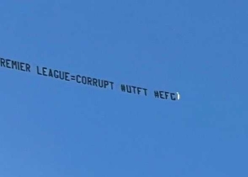 Avioneta sobrevoló el Etihad Stadium: Premier League = corrupt