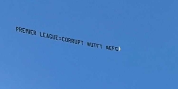 Avioneta sobrevoló el Etihad Stadium: Premier League = corrupt