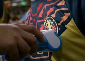 ¡Crearon camiseta para pagar la cerveza en el estadio!