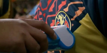 ¡Crearon camiseta para pagar la cerveza en el estadio!