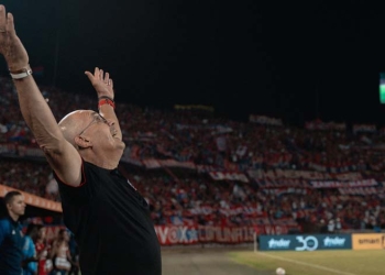 Hinchas del DIM: “Que de la mano del profe Arias, toda la vuelta vamos a dar”. ¡Y así responde!
