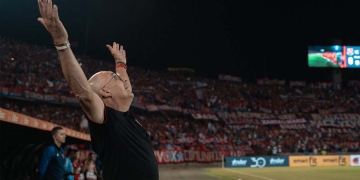 Hinchas del DIM: “Que de la mano del profe Arias, toda la vuelta vamos a dar”. ¡Y así responde!