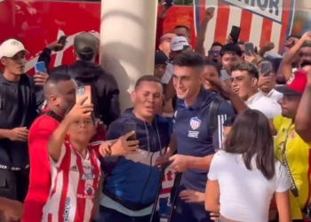 Con Santiago Mele saludando a toda la gente... ¡Así zarpó Junior para Medellín!