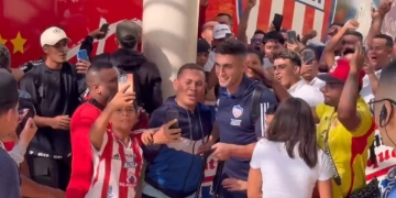 Con Santiago Mele saludando a toda la gente... ¡Así zarpó Junior para Medellín!