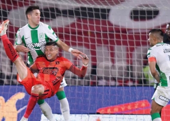 América y otro jugador que terminó con fractura vs. Nacional