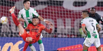 América y otro jugador que terminó con fractura vs. Nacional